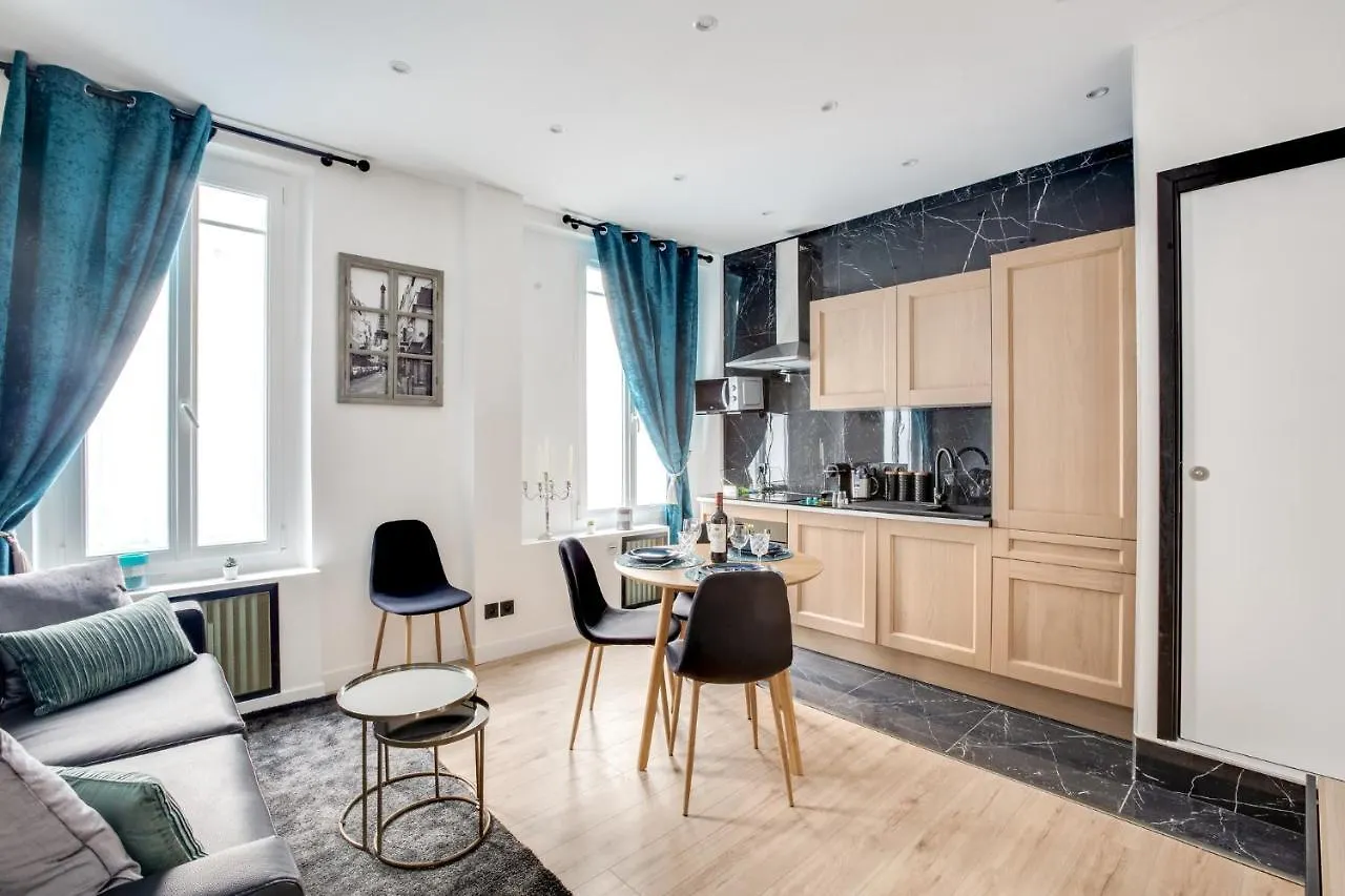 Apartment Suite Paris, Tour Eiffel, Champs Elysees France